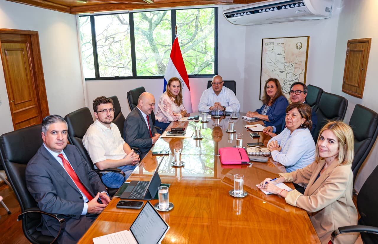 MEF y Salud coordinan acciones para fortalecer el sistema sanitario ...
