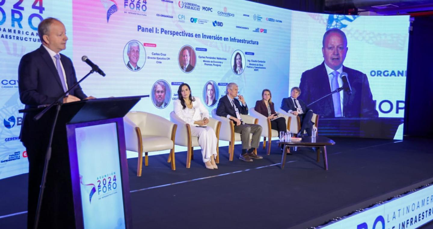 Ministro Fernández exponiendo en Foro sobre Infraestructura