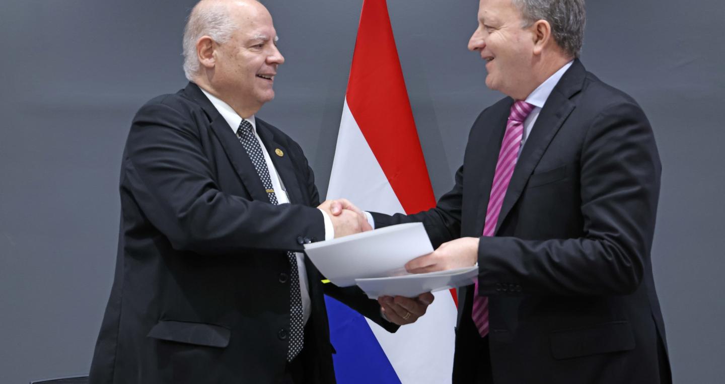 Firma de acuerdo con la Corte