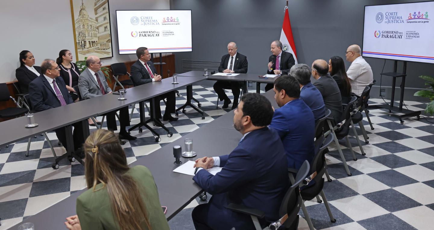 Participantes en la firma del acuerdo firmado con la Corte