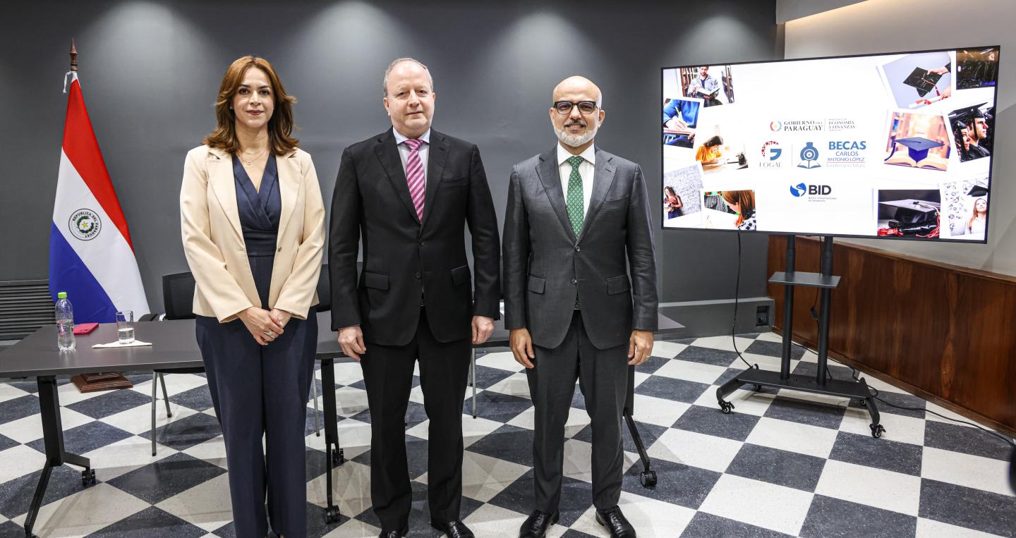 Autoridades en acto del FOGAE