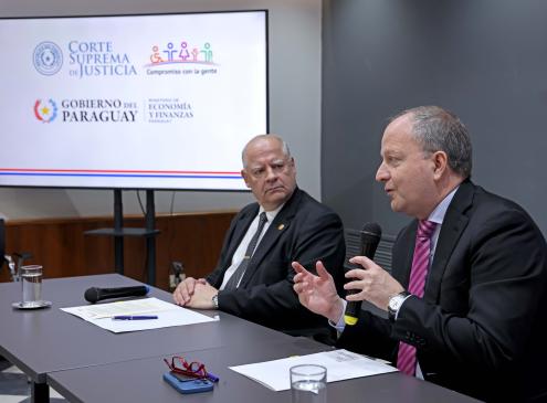 Firma de acuerdo con la Corte