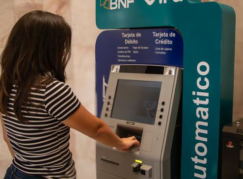 funcionaria en cajero