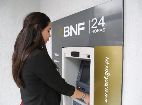 funcionaria en cajero