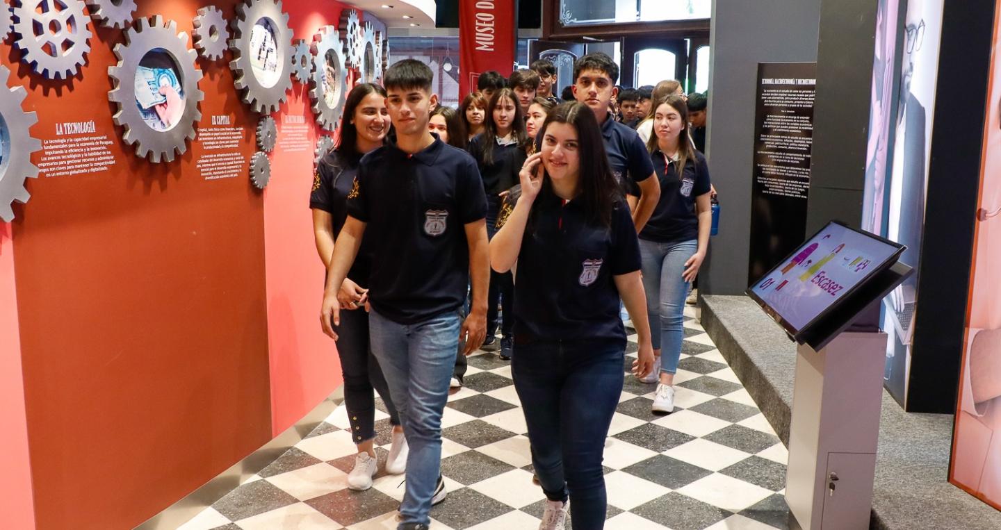 Personas recorriendo el Museo