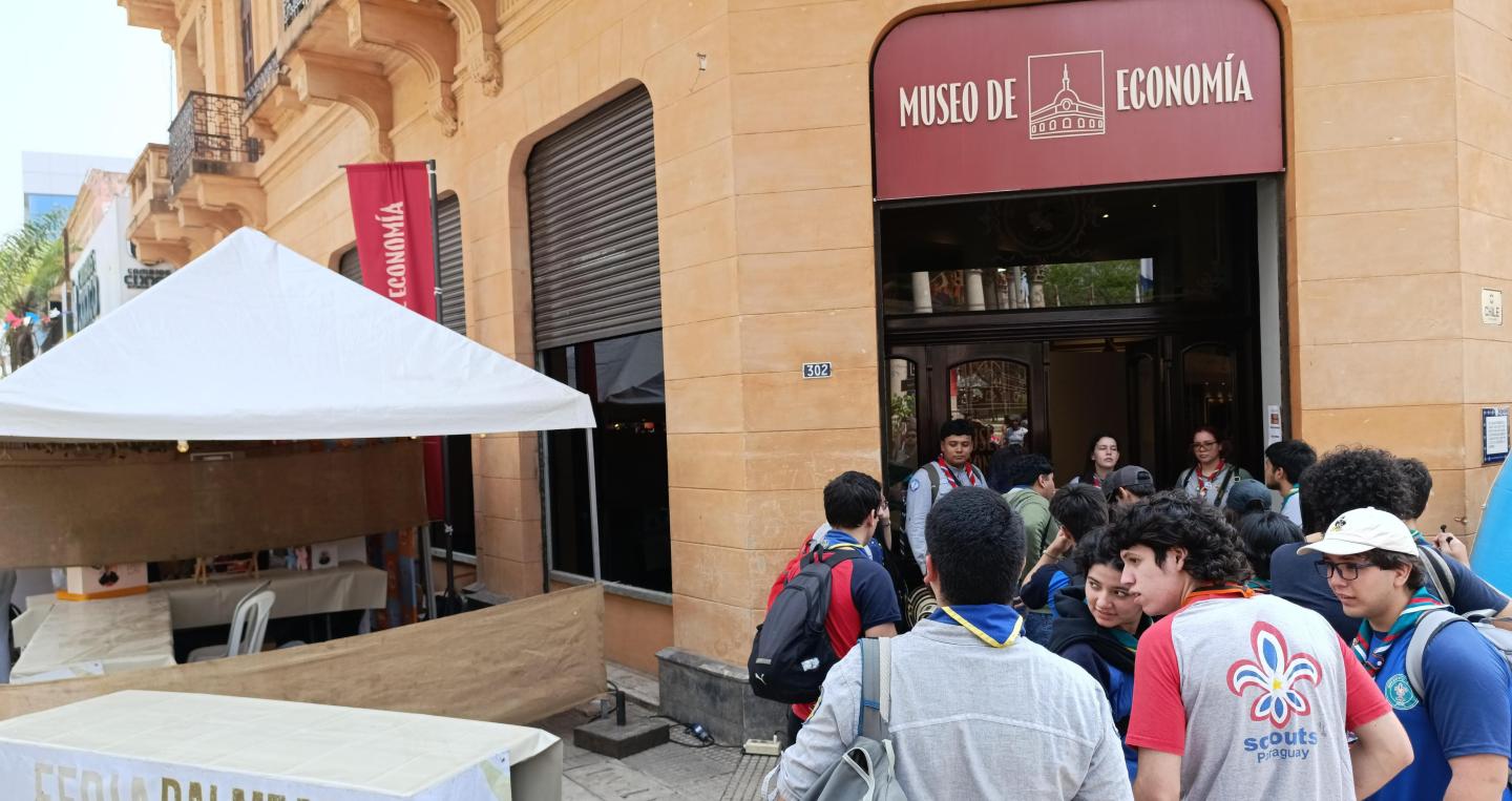 Gente entrando al Museo
