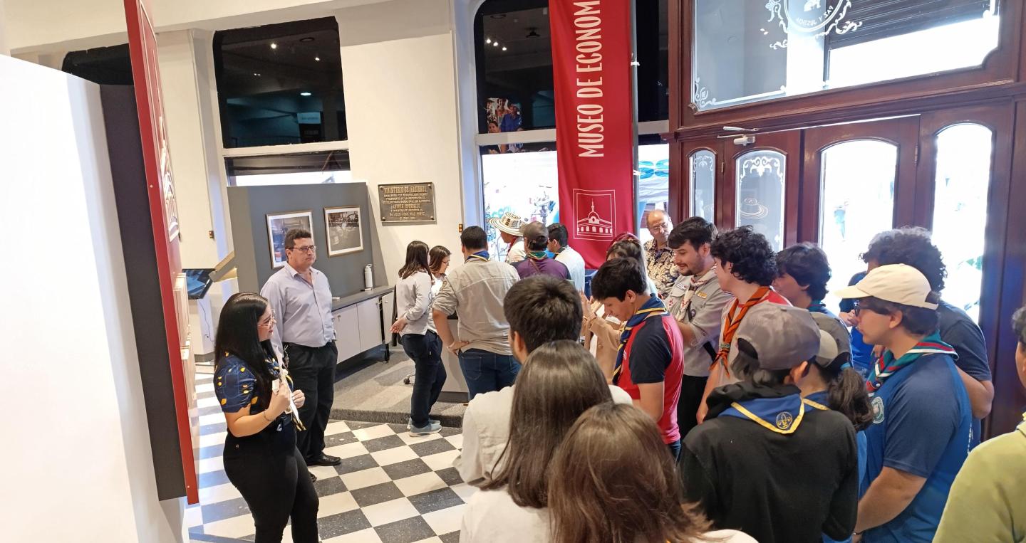 Visitante número 5000 del Museo de Economía