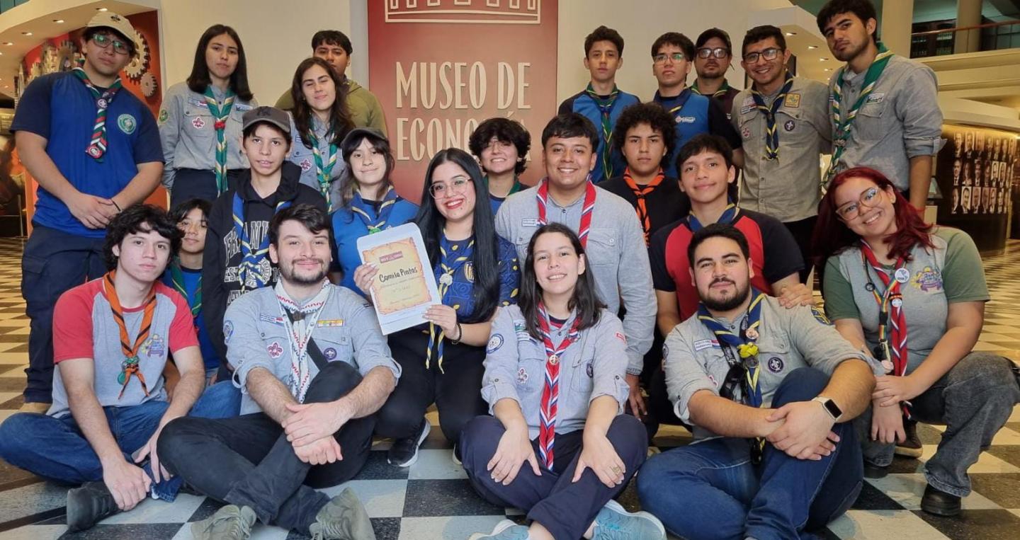 Grupo de scout de visita al Museo