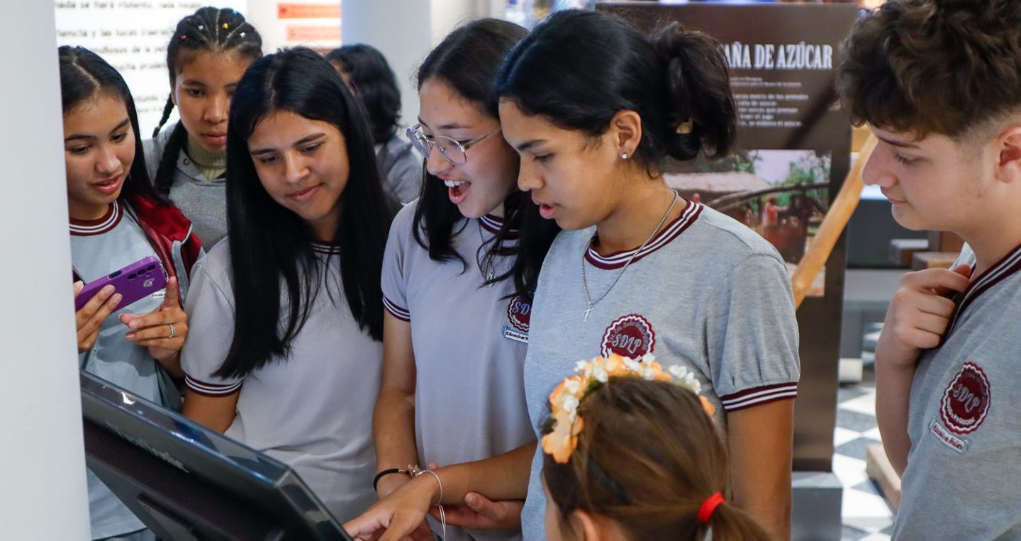 Estudiantes recorriendo el museo