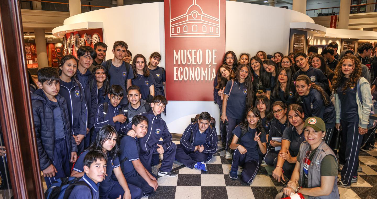 estudiantes en el museo