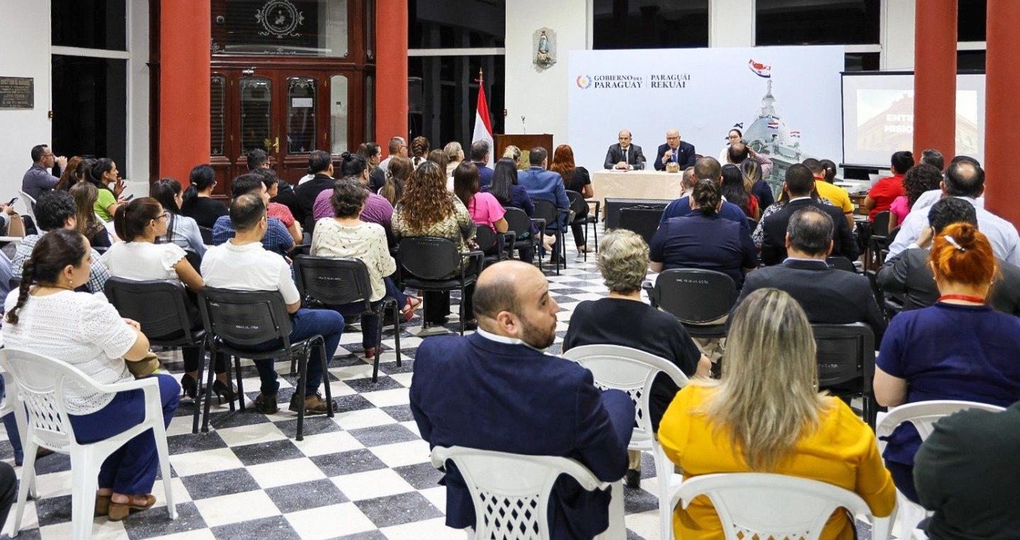 representantes de las entidades en sala de reunión