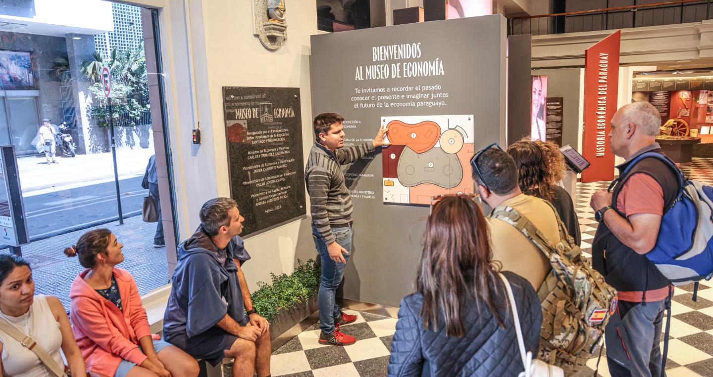 estudiantes en el museo