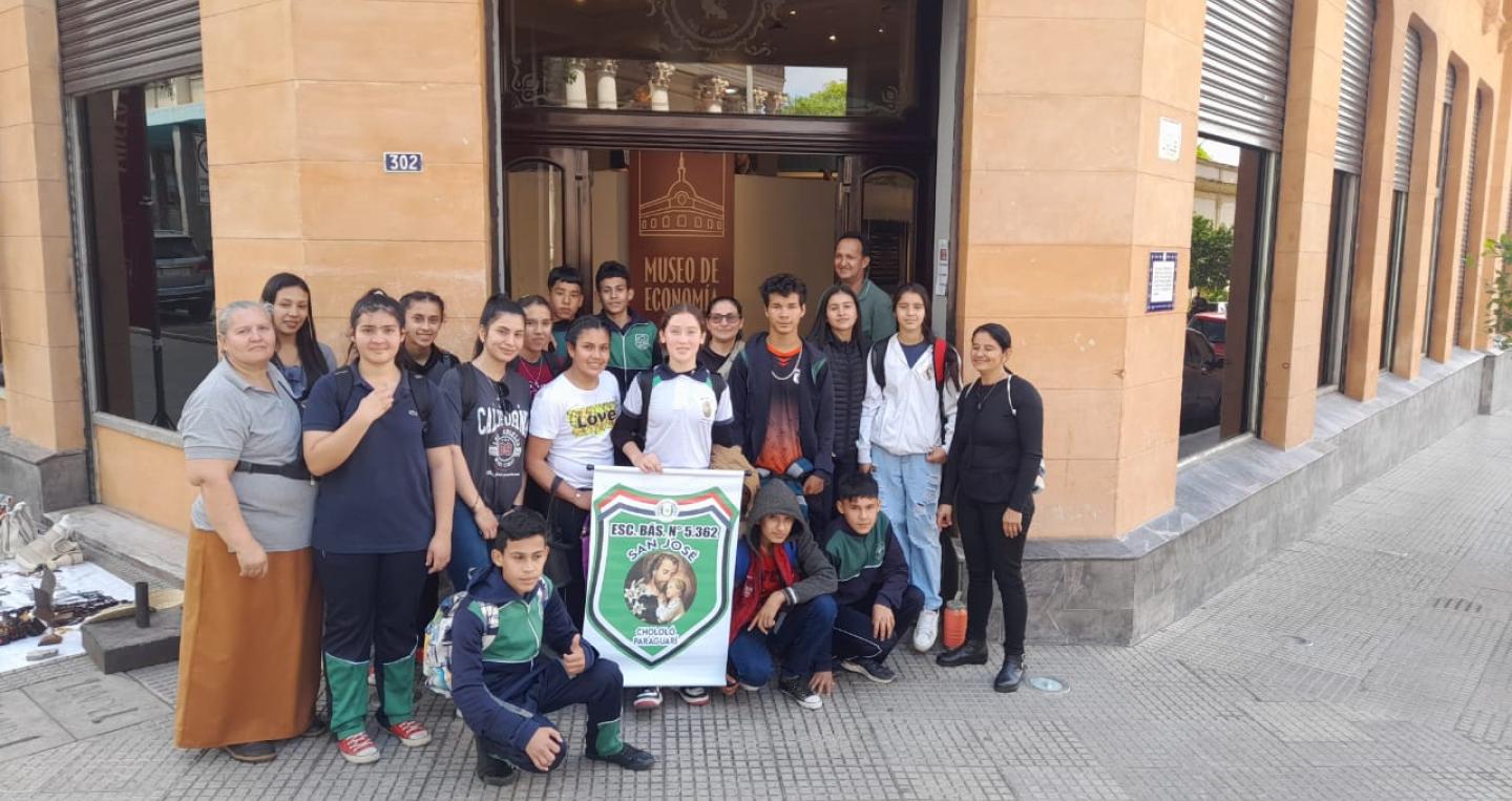 Visitantes frente al Museo
