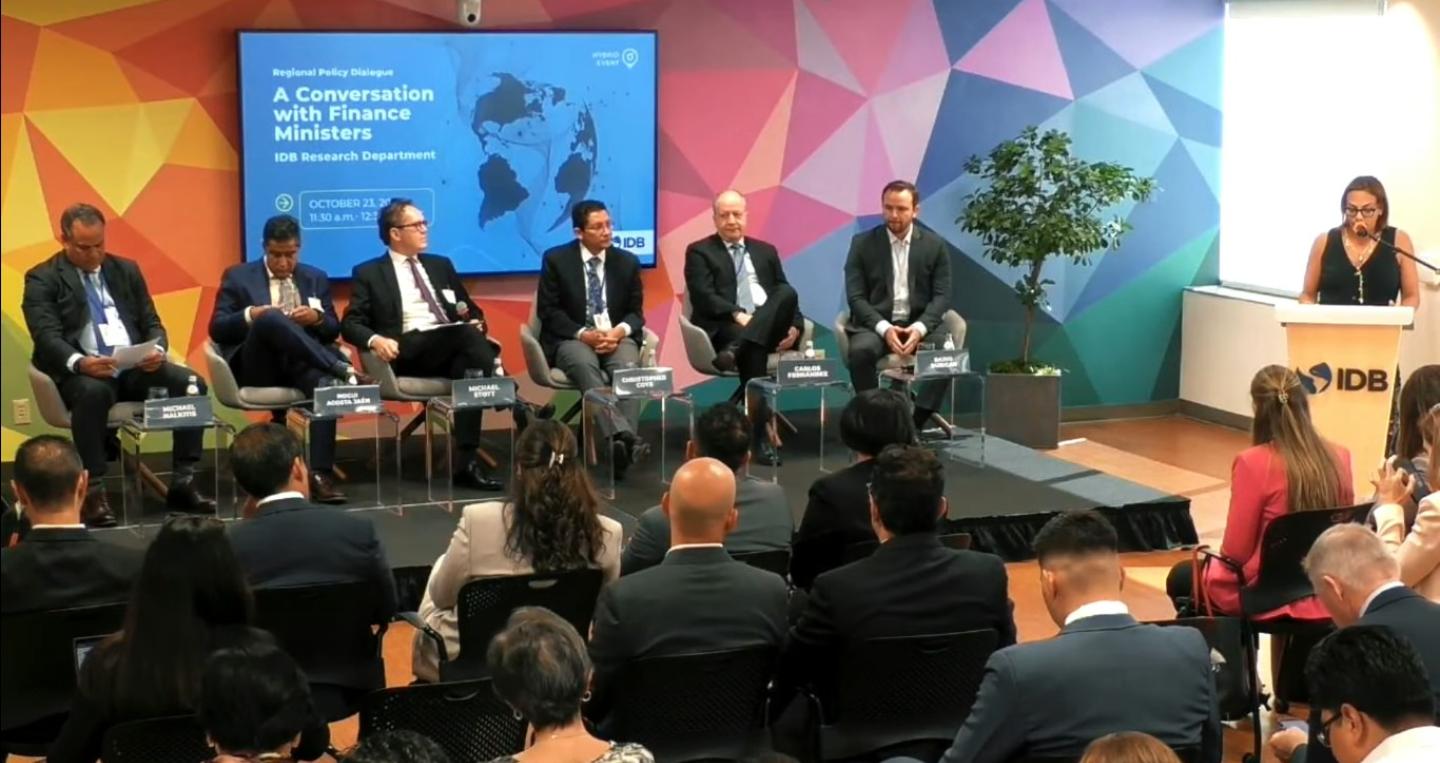 Ministro Fernández Valdovinos en conversatorio en EEUU