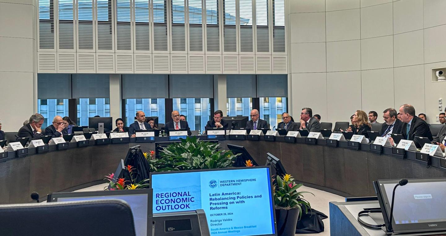 Ministro Carlos Fernández en conversatorio del FMI