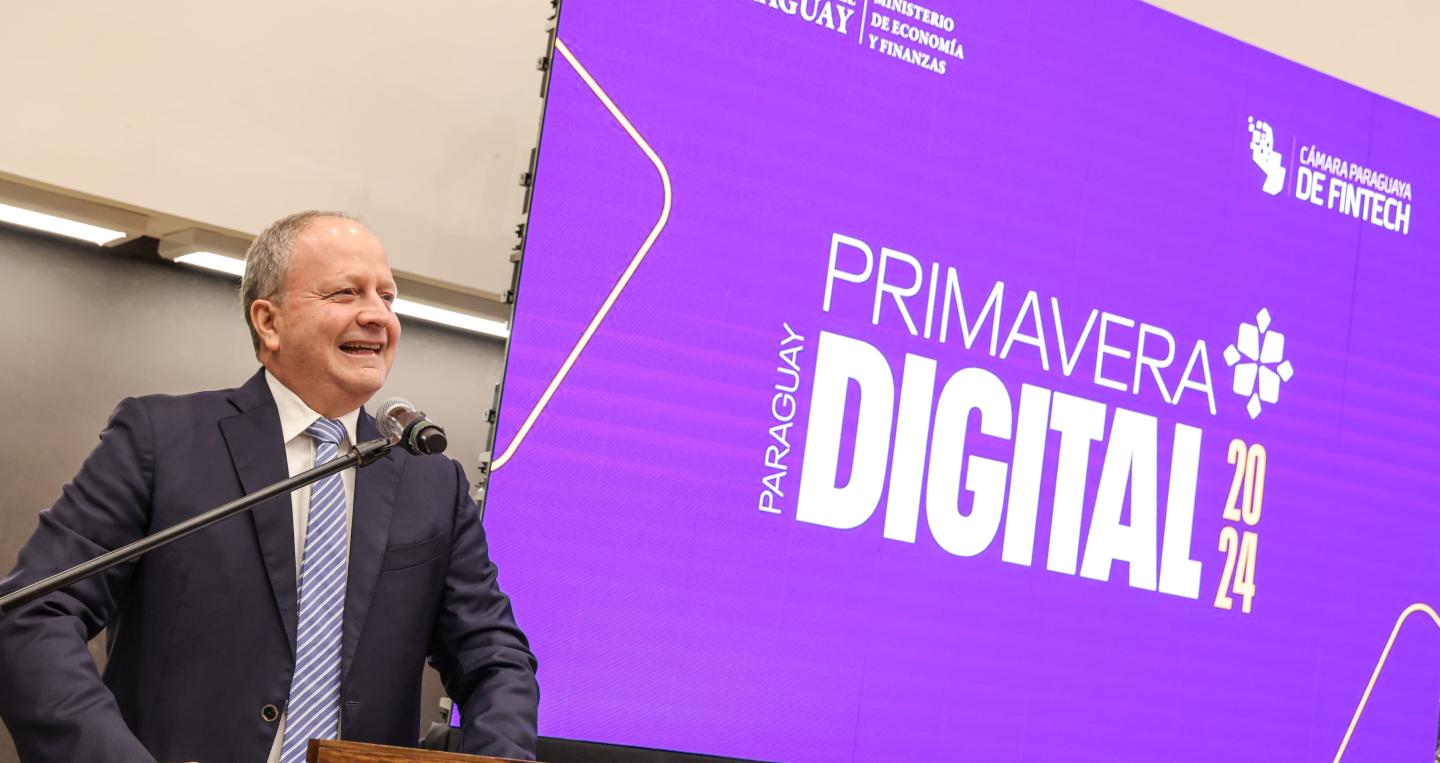 Ministro Carlos Fernández Valdovinos en el conversatorio Primavera Digital