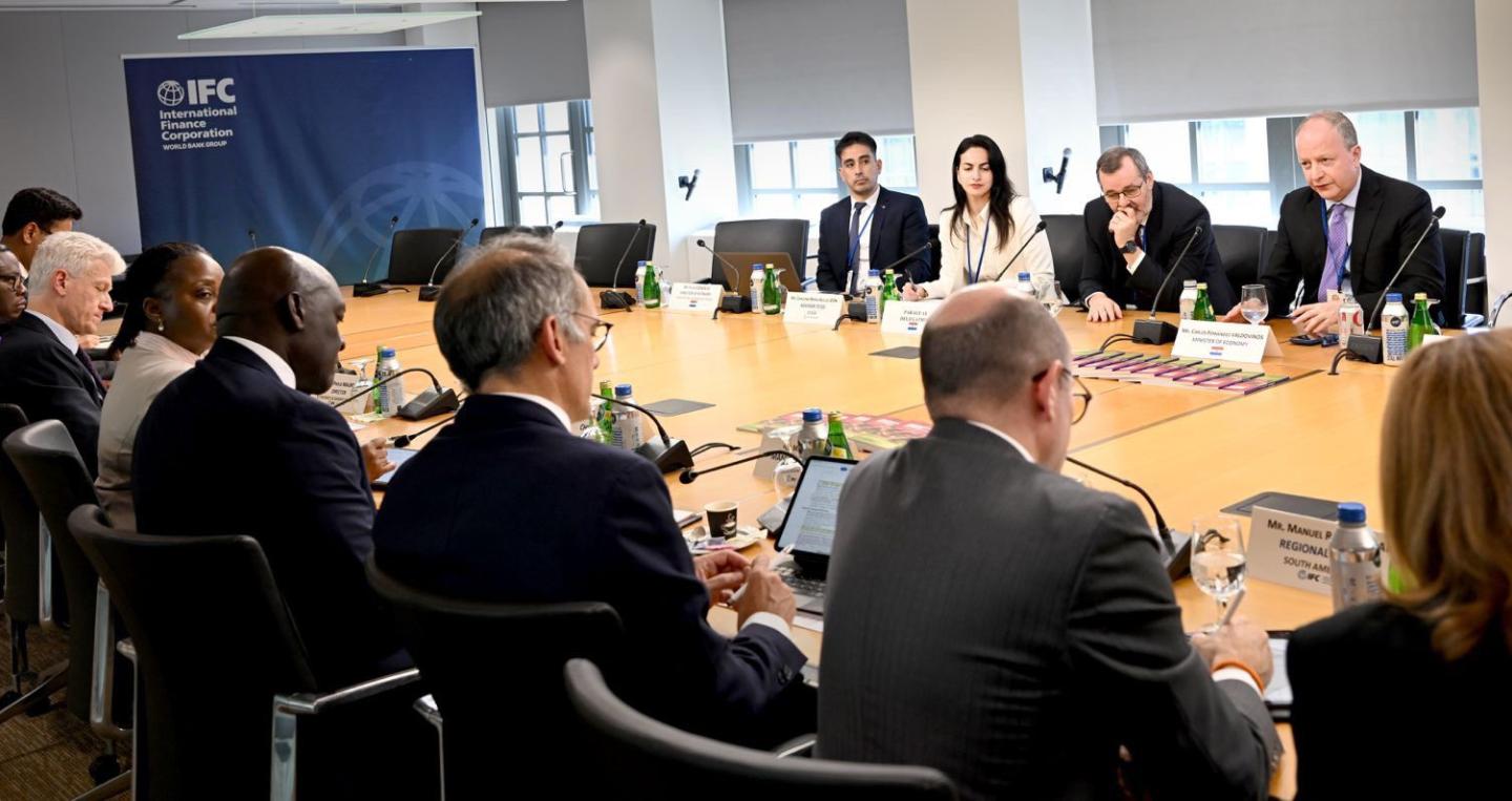 Ministro Carlos Fernández Valdovinos en reunión institución del BM