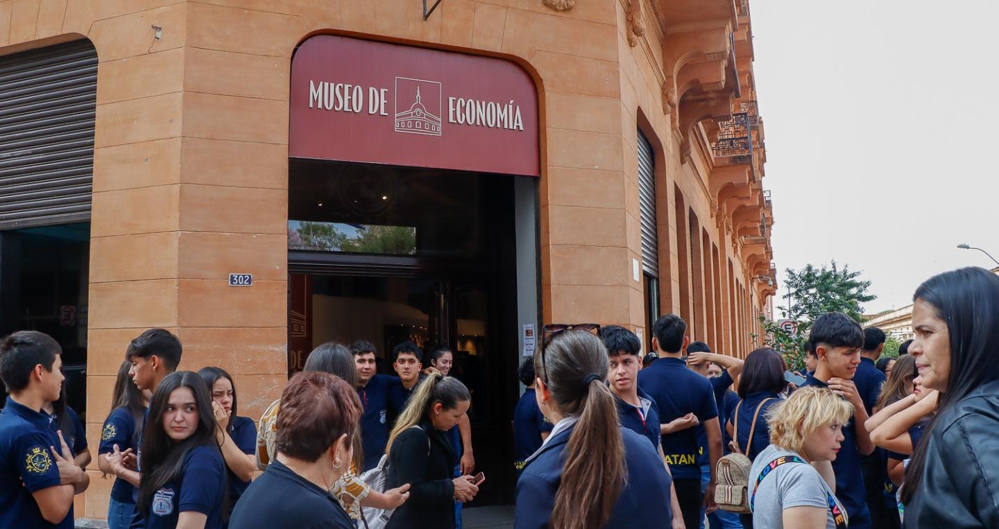 Visitantes frente al Museo de Economía