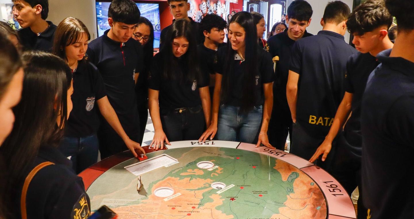 Estdiantes en el Museo de Economía