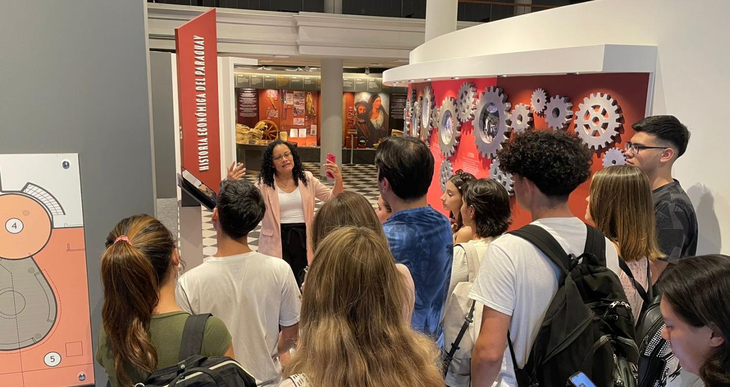visitantes recorriendo el Museo