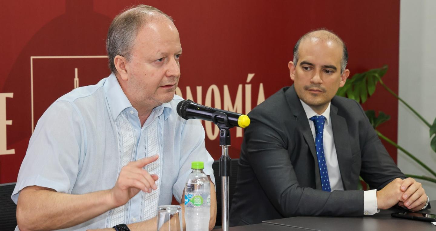 Ministro del MEF junto al Gerente General 2