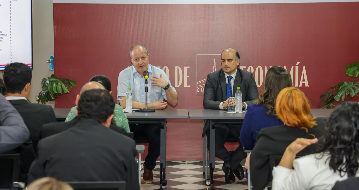 Ministro del MEF junto al Gerente General