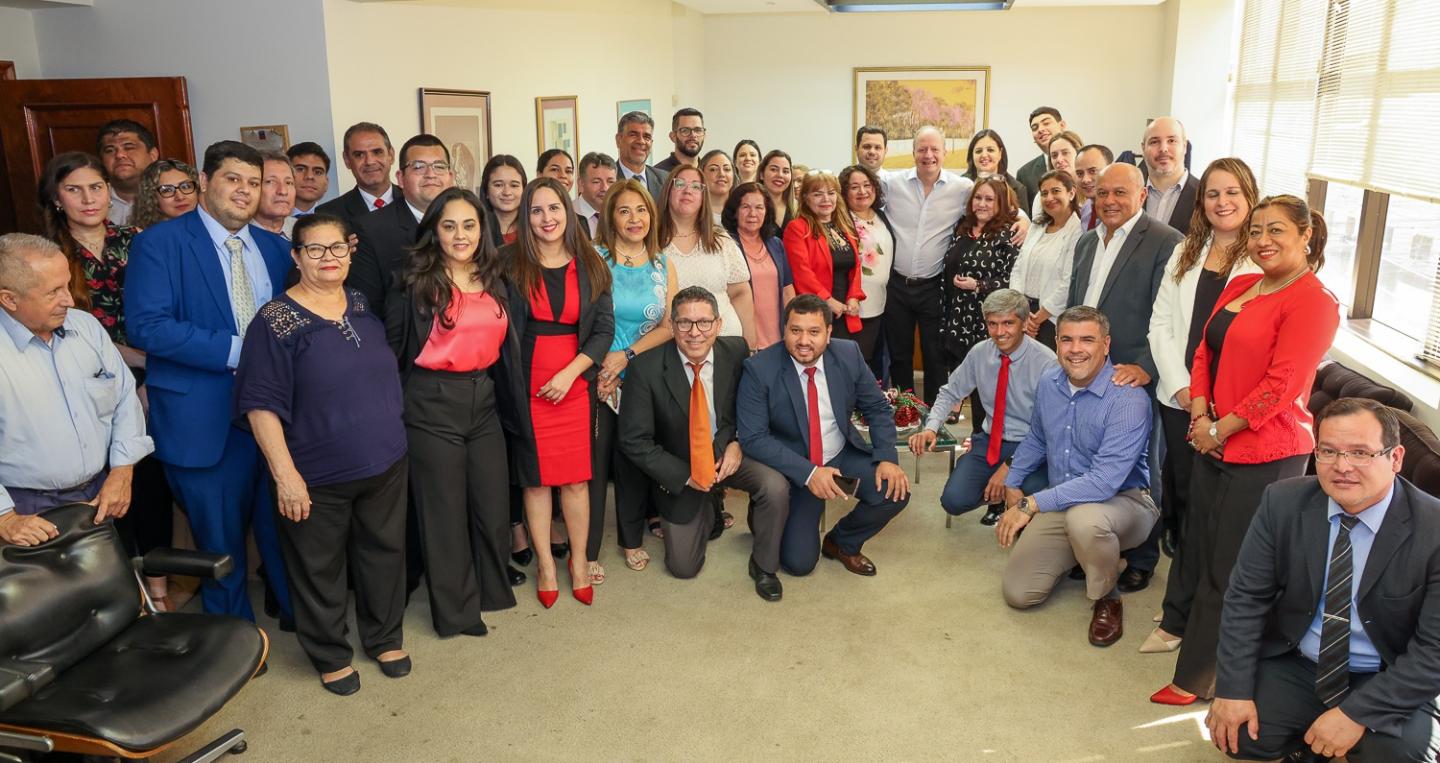 Ministro Fernández Valdovinos con funcionarios del MEF 