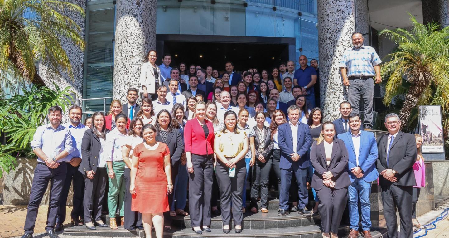 Ministro Fernández Valdivonos con funcionarios del MEF 