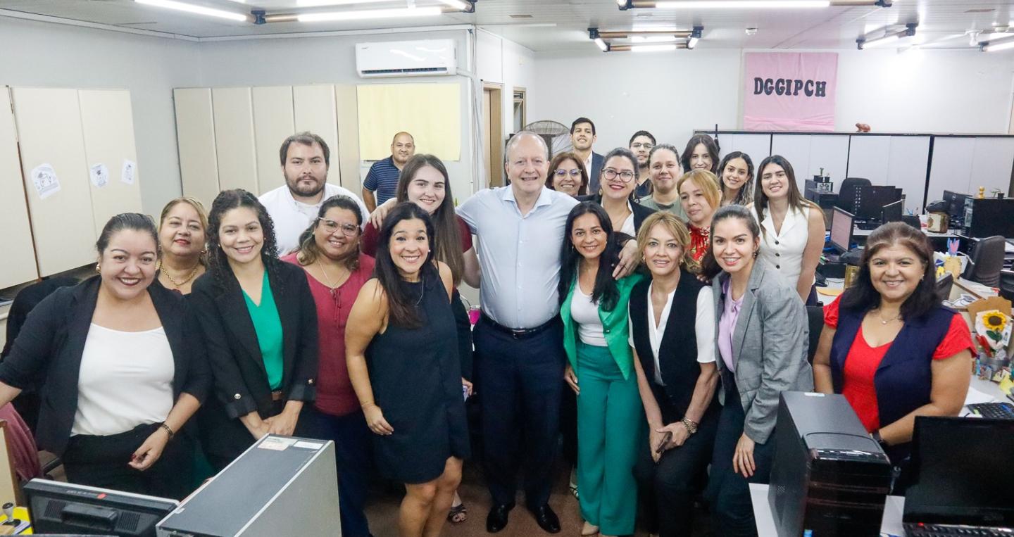 MInistro Fernández Valdovinos con funcionarios 