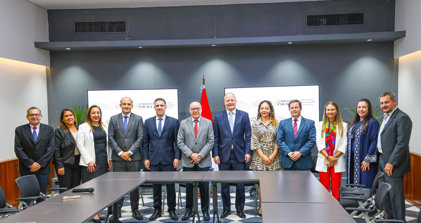 Autoridades en firma de convenio RUN