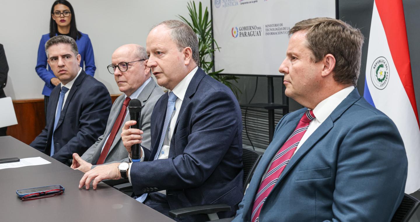 MInistro Fernández Valdovinos en firma de convenio RUN
