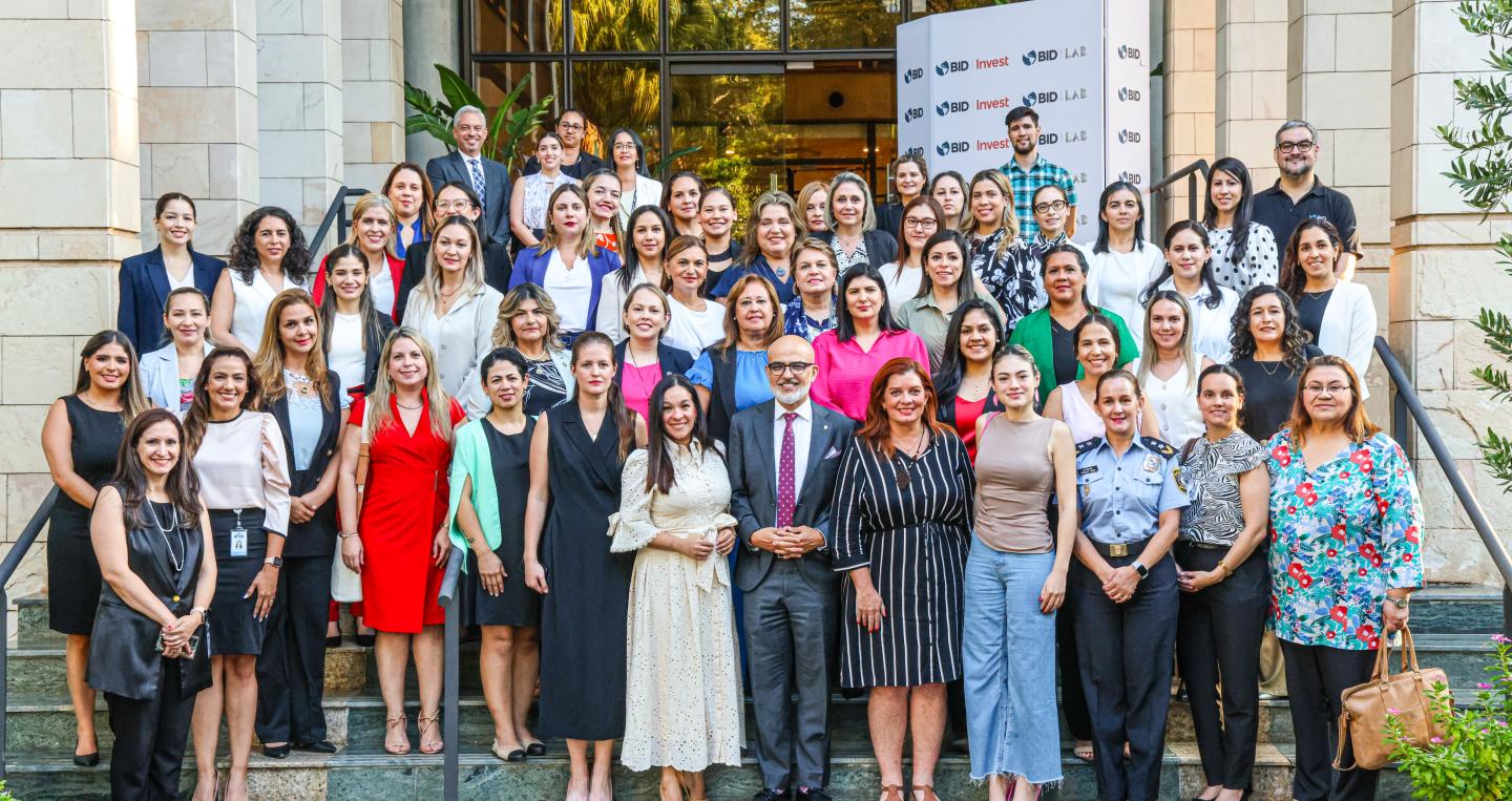 Participantes lanzamiento programa Mujer + impacto
