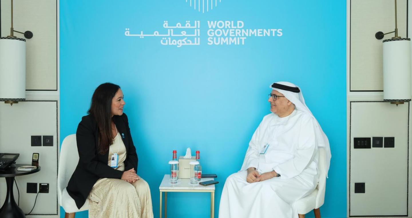 Con el ministro de Recursos Humanos de EAU, Abdulrahman Abdulmannan Al Awar
