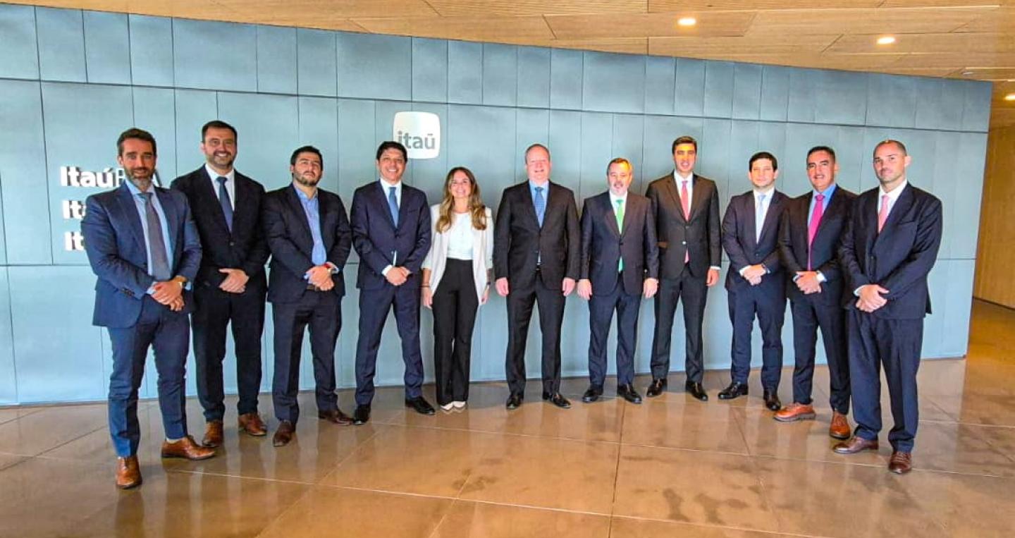 Autoridades en reunión con empresarios Brasil