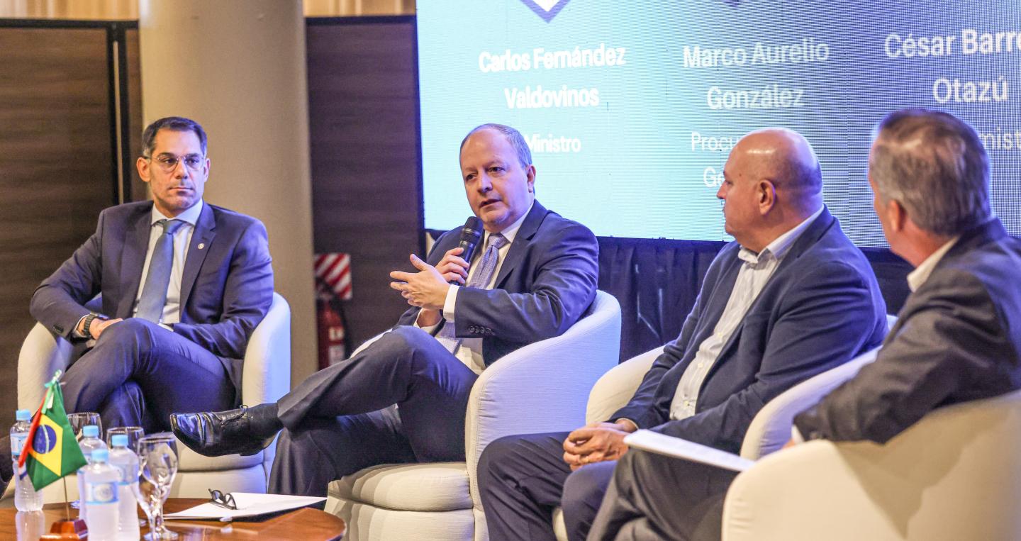Ministro Fernández Valdovinos con participantes del Foro sobre Ley de APP