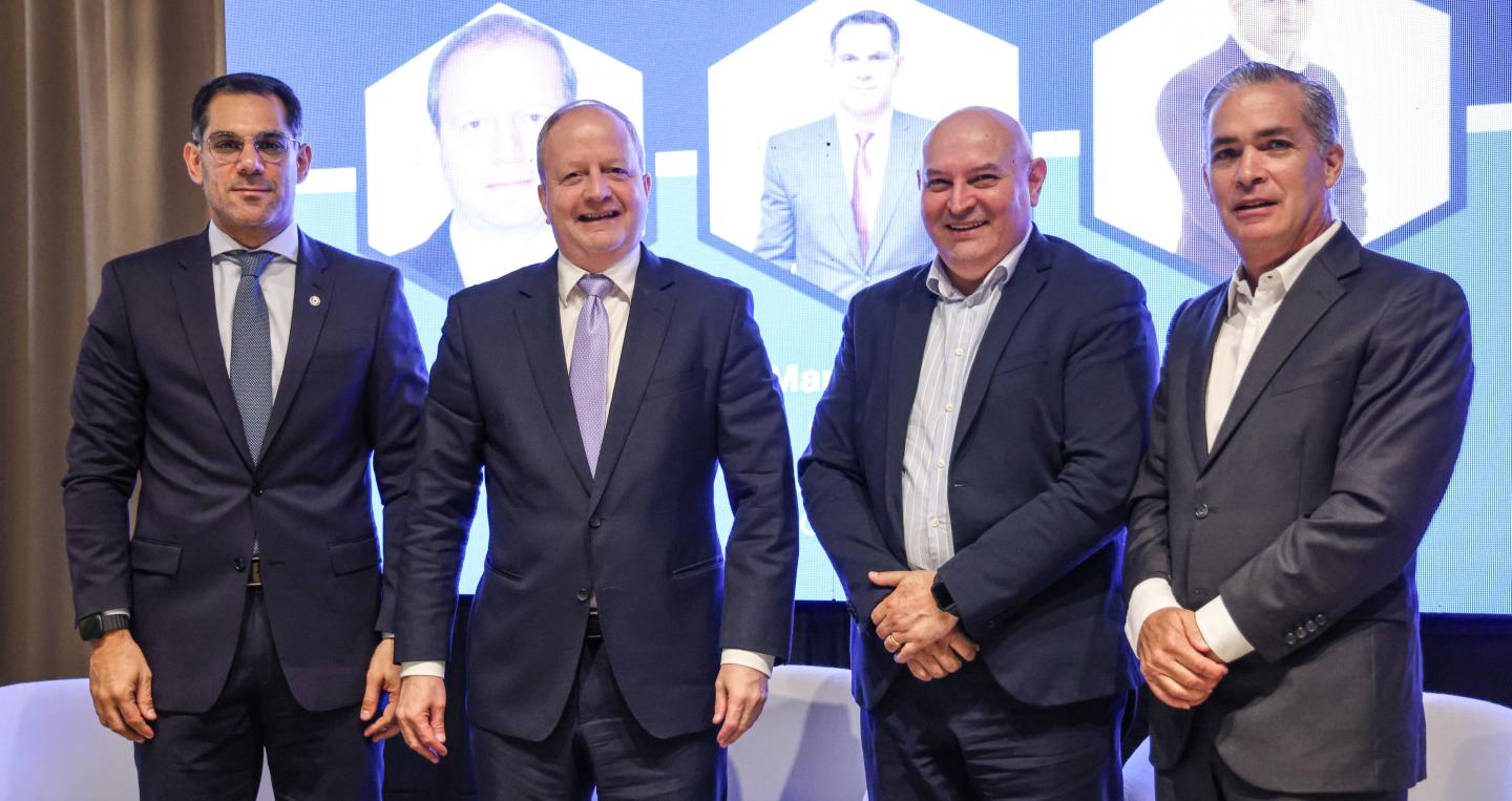 Autoridades en Foro sobre Ley de APP