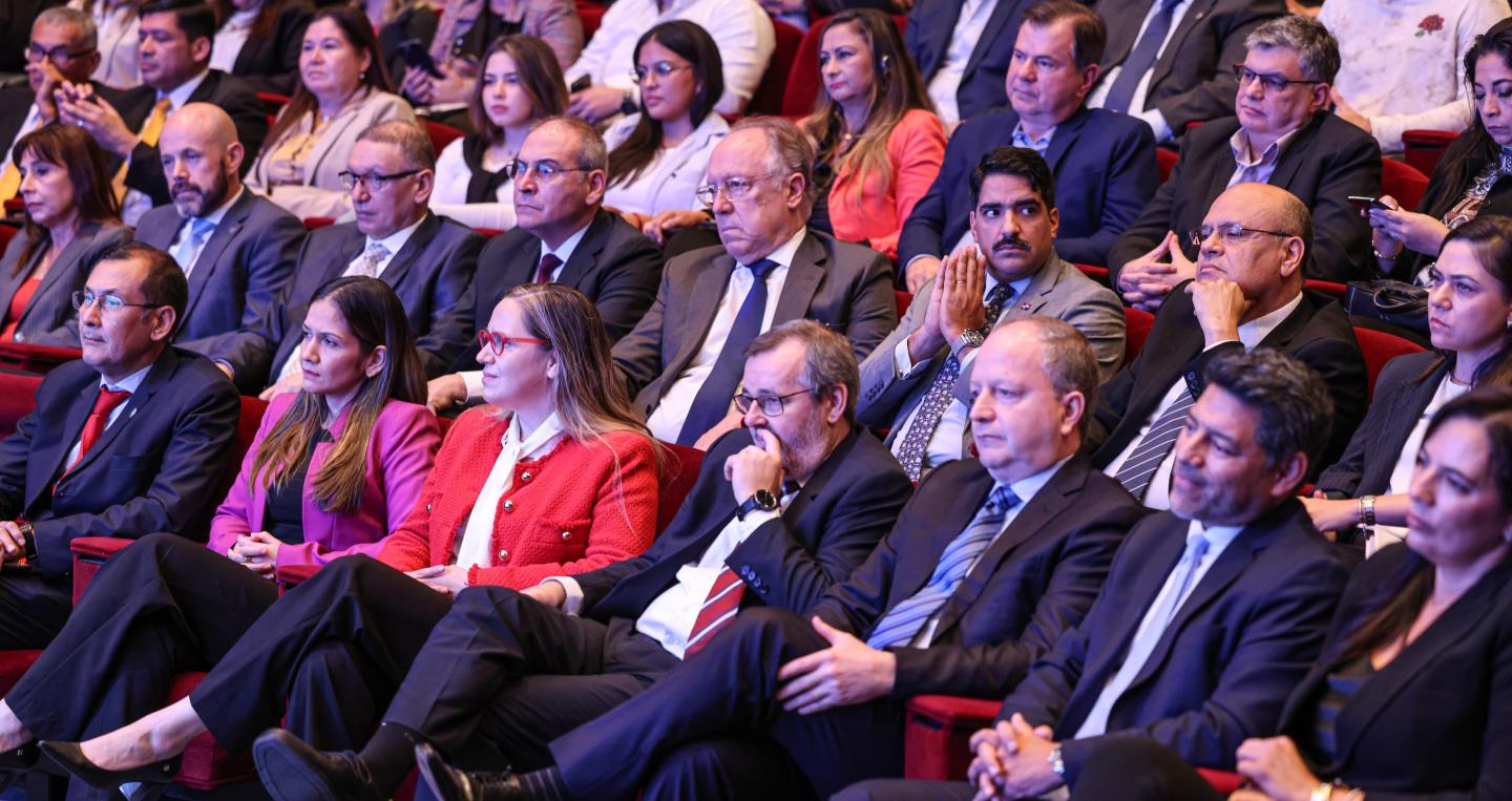 Ministro Fernández Valdovinos en conversatorio del presidente del BM