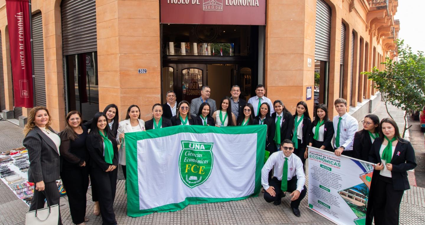 Visitantes universitarios frente al Museo