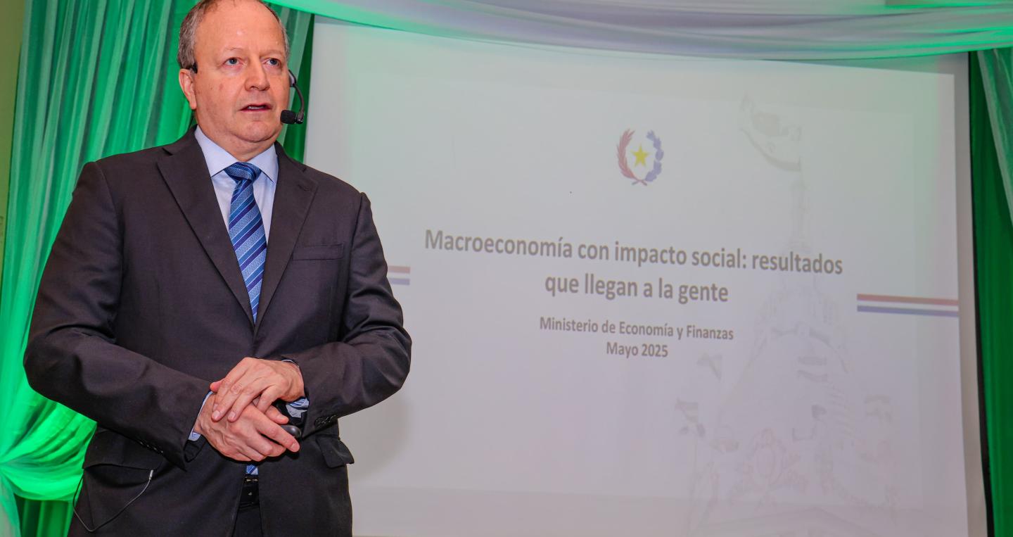 Ministro en el día del economista
