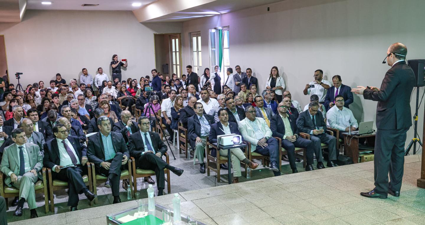 Conferencia del ministro Carlos Fernández en el día del economista