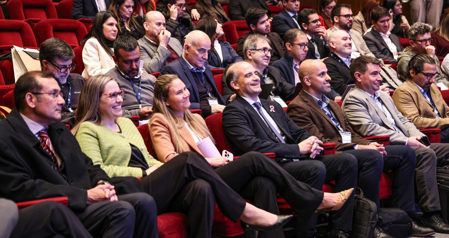 Autoridades del MEF en taller de Economía