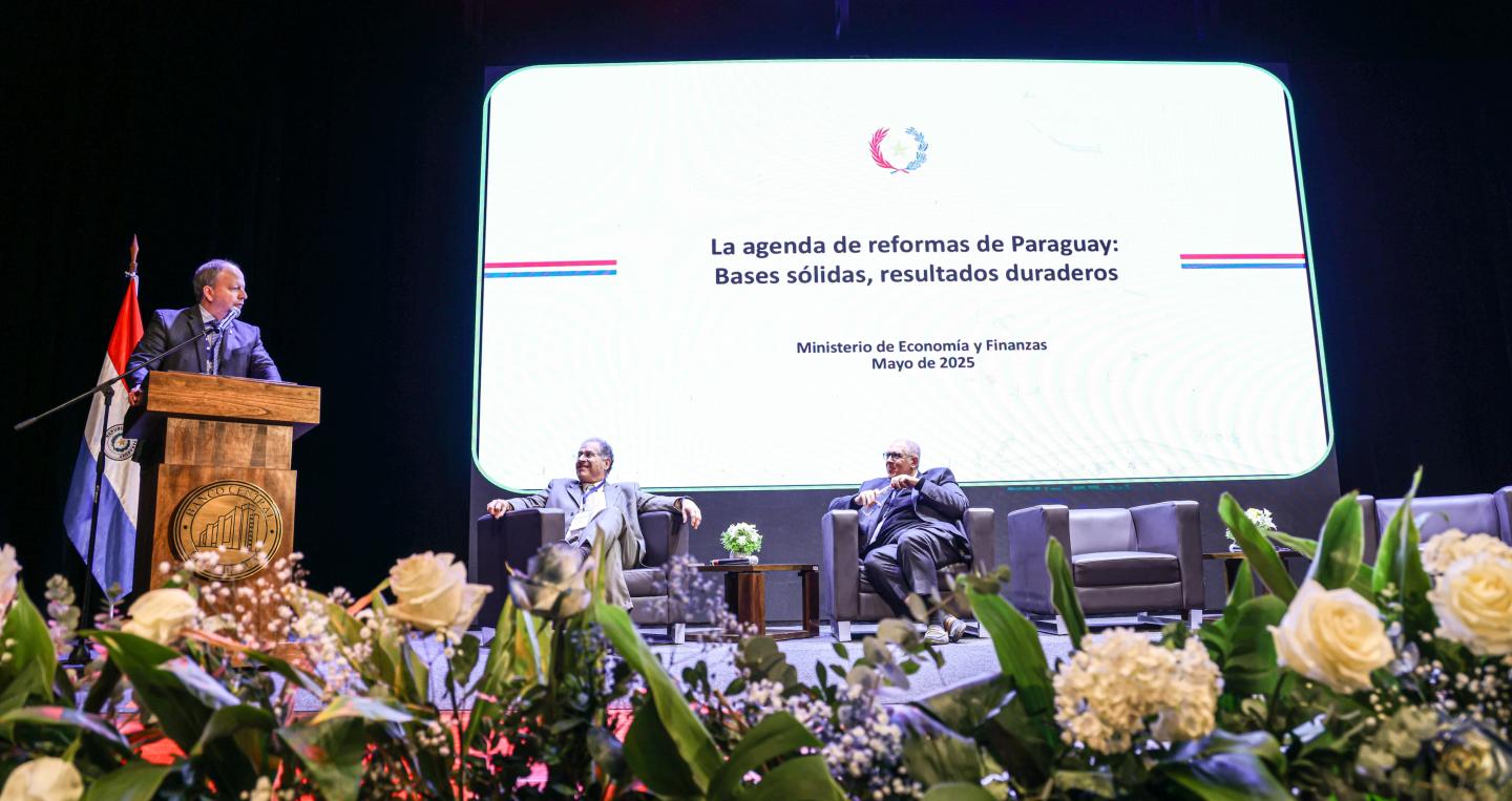 Ministro Fernández Valdovinos en Taller de Economía