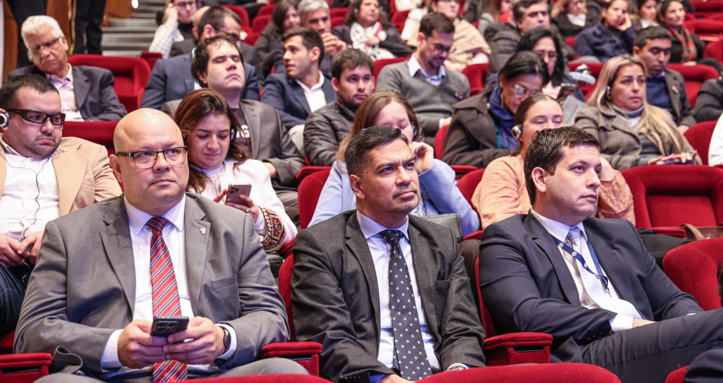 Autoridades del MEF en taller de Economía