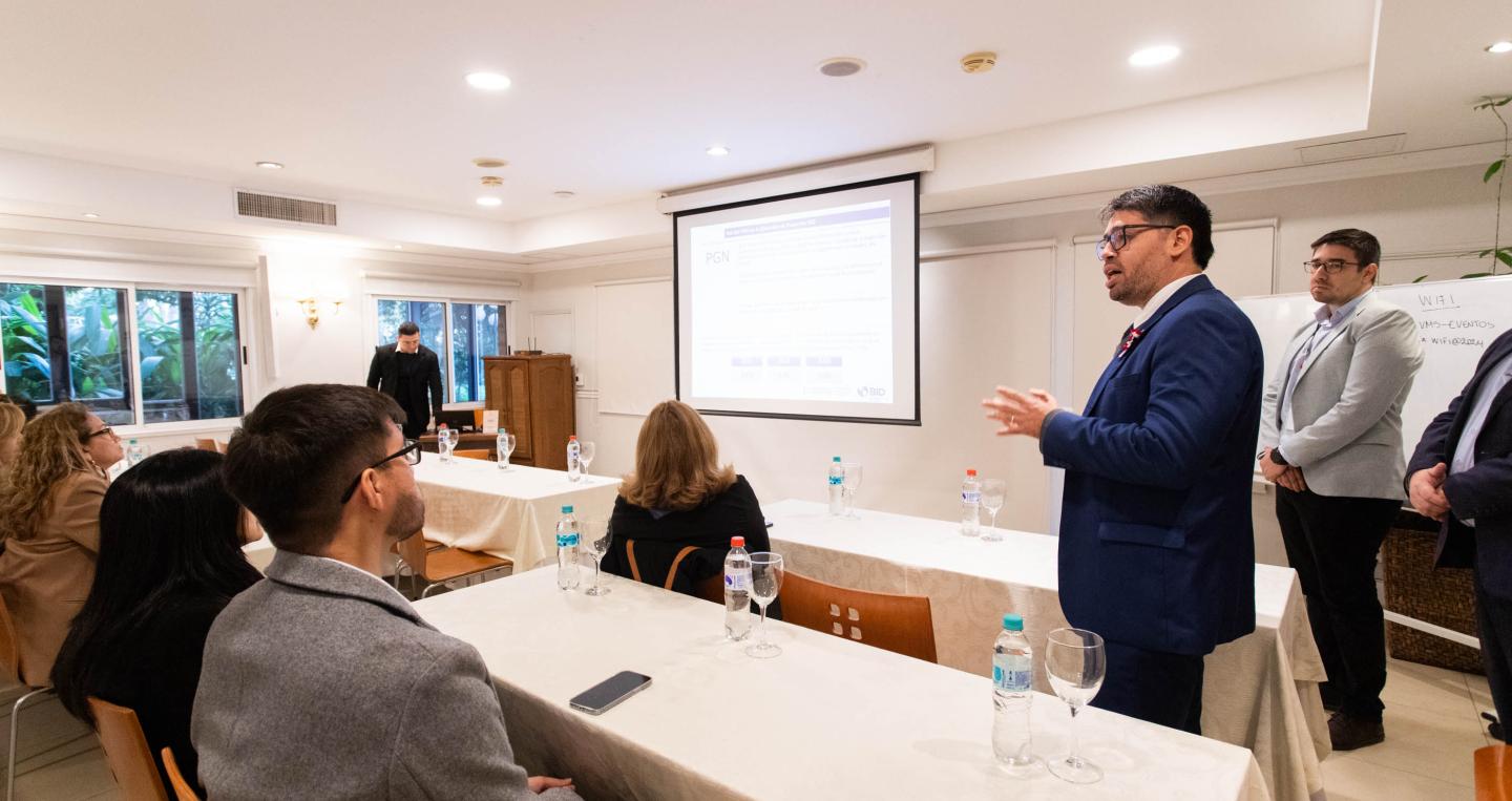 Julian Ibarrola en taller del BID