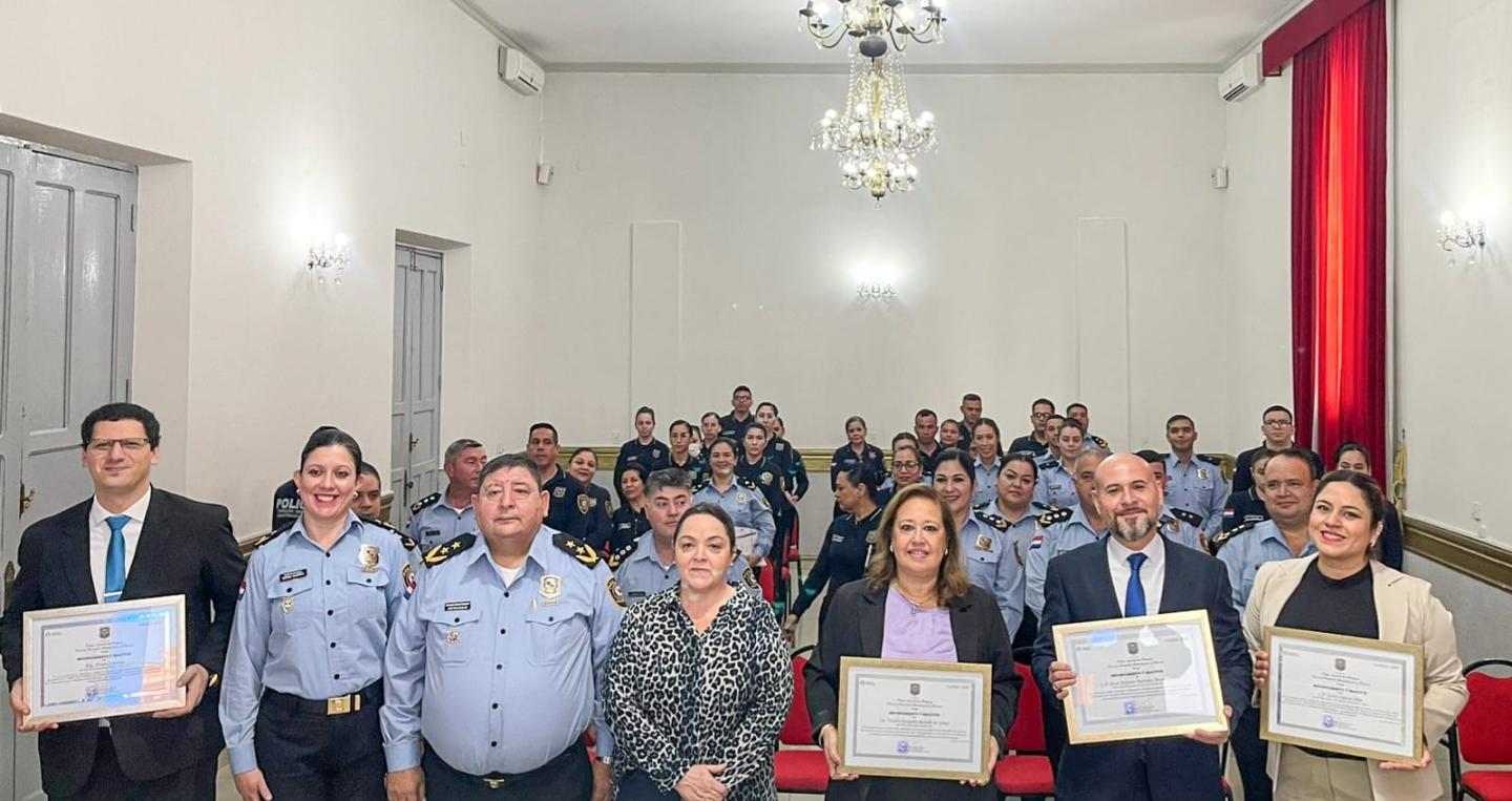 Autoridades del MEF en capacitación a policías