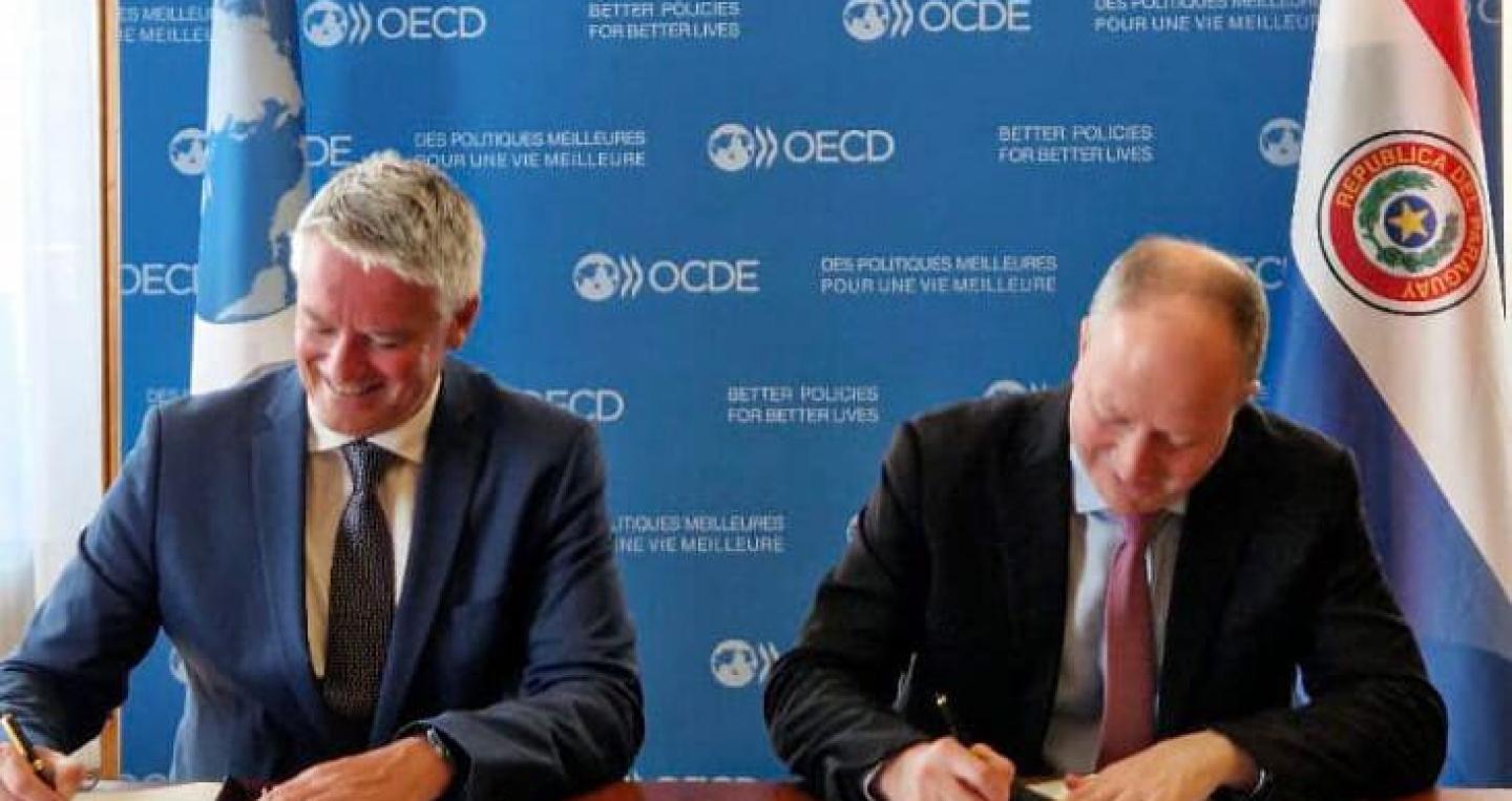 Firma de acuerdo por el ministro de Economía y Finanzas, Carlos Fernández Valdovinos, y el secretario general de la OCDE, Mathias Cormann