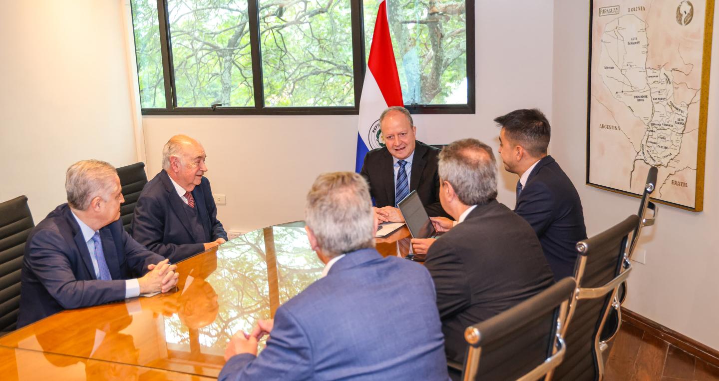 El ministro de Economía y Finanzas, Carlos Fernández Valdovinos, en reunión con representantes de BNB Corporación Paraguay
