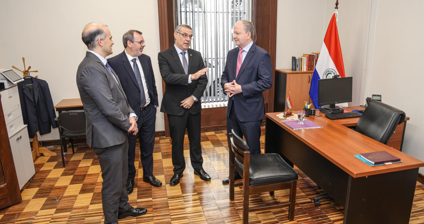 Autoridades en inauguracón de edificio
