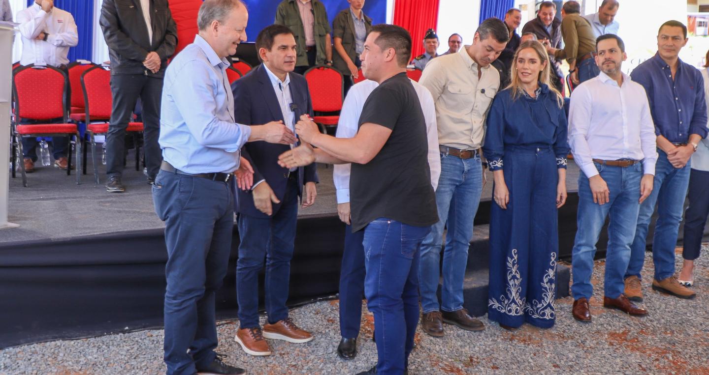 Ministro Fernández Valdovinos en acto de Che Roga Pora