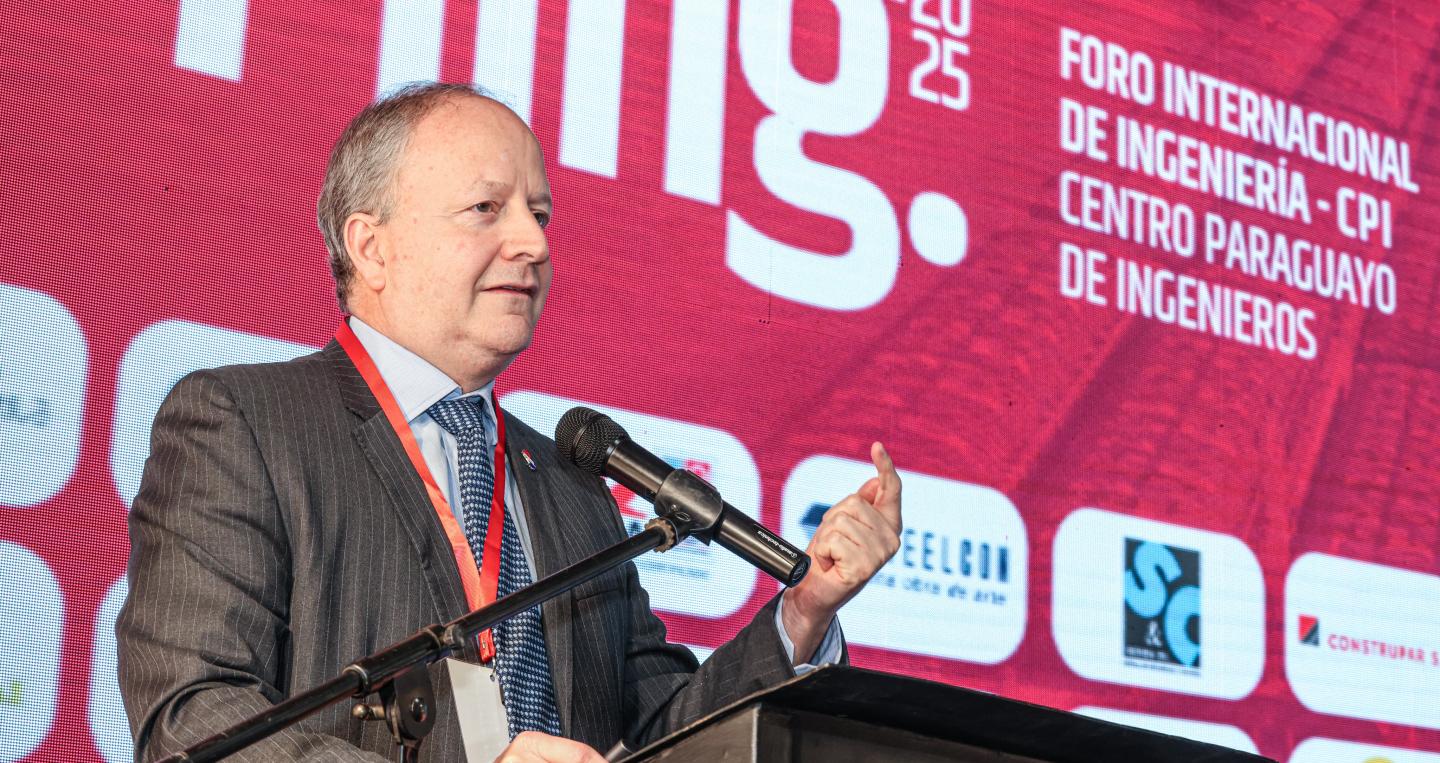 Ministro de Economía y Finanzas, Carlos Fernández Valdovinos.